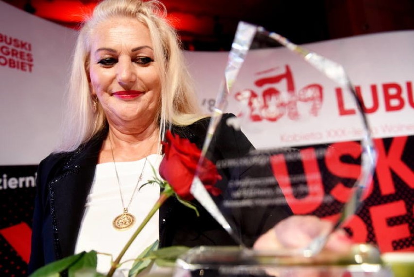 Jolanta Denesiuk ze statuetką Liderka Lubuskiego Samorządu