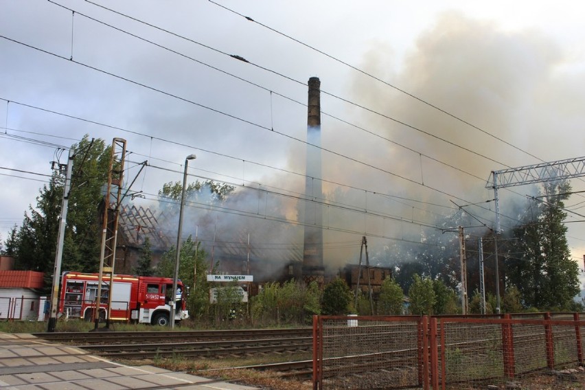 Płonie "Stara Cegielnia" w Zbąszyniu. Ogromny pożar w okolicy dworca PKP - ZDJĘCIA Z POŻARU
