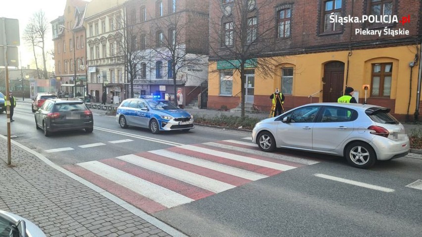Wypadek w Piekarach Śląskich. 83-letni kierowca potrącił kobietę na pasach