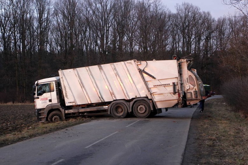 Wypadek na drodze między Groblicami i Kotowicami. Kierowcę śmieciarki zabrał śmigowiec ratunkowy