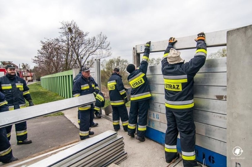 Opolscy strażacy ćwiczyli działania przeciwpowodziowe w...