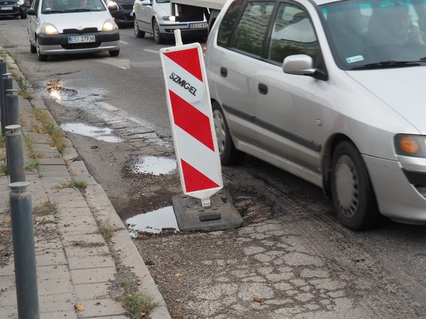 Ogromna dziura stałym elementem alei Politechniki. Od tygodni głęboka wyrwa zdobi ulicę ZDJĘCIA