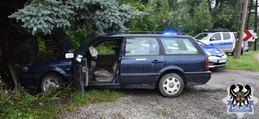 Pijany i bez uprawnień wjechał w ogrodzenie posesji w...