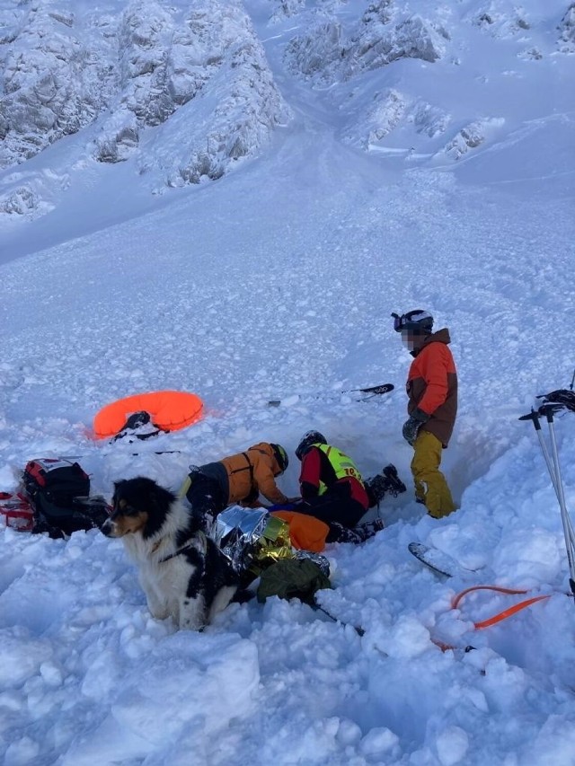 Lawina w Niżnych Tatrach Słowackich porwała narciarza z Polski. Mężczyźnie udało się uruchomić plecak lawinowy. Został częściowo zasypany
