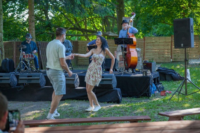 Koncert Cafe Jazz Trio w ogrodzie Goleniowskiego Domu...