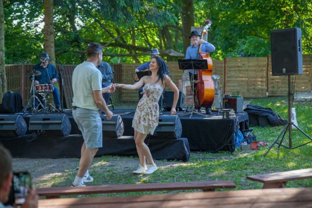 Koncert Cafe Jazz Trio w ogrodzie Goleniowskiego Domu Kultury