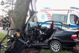 Wypadek Krzekotowo [ZDJĘCIA]. BMW na drzewie, helikopter w akcji