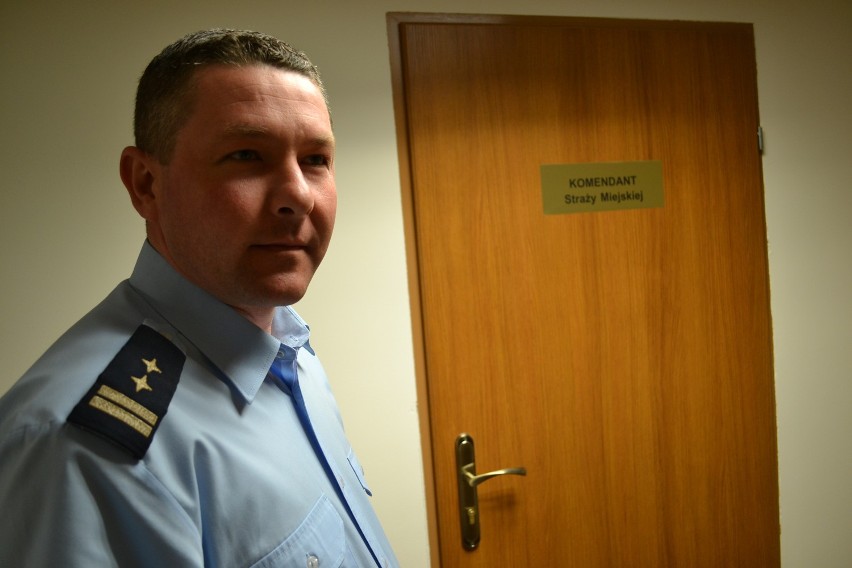 Komendant Krzysztof Kuc przed drzwiami swojego biura