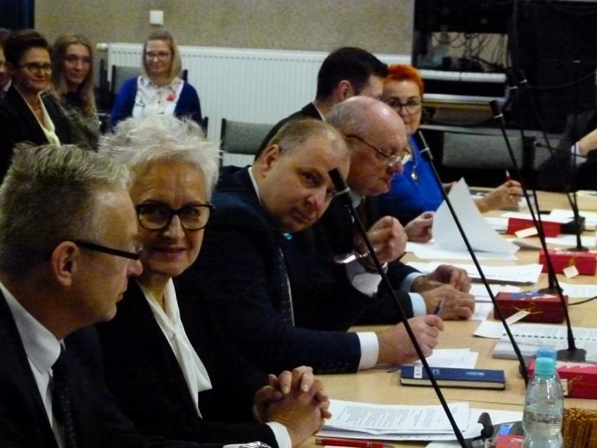 Sesja rady powiatu zduńskowolskiego. Pensja starosty i diety radnych