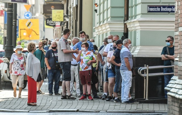 Ogromna kolejka ustawiła się 11 sierpnia przed siedzibą Narodowego Banku Polskiego w Bydgoszczy. NBP wyemitował banknot kolekcjonerski o wartości nominalnej 20 zł, upamiętniający Bitwę Warszawską w 1920 roku.  

To pierwszy polski banknot kolekcjonerski w formacie pionowym!

Na przedniej stronie banknotu przedstawiono postać Józefa Piłsudskiego. Wizerunek został zaczerpnięty z obrazu Kazimierza Mańkowskiego pt. „Rok 1920”. Naczelnika Państwa ukazano jako obrońcę Warszawy. Na dalszym planie widnieją zarysy charakterystycznych warszawskich budowli. Z kolei zaprezentowany tu awers Krzyża Walecznych z polskim orłem, napisem „Na polu chwały” i datą 1920 jest odwołaniem do zbiorowego wysiłku polskiego żołnierza oraz czasu ustanowienia tego odznaczenia w kluczowym momencie zmagań pod Warszawą.

20 złotych z Bitwą Warszawską 1920. Taki banknot kolekcjonerski można kupić w NBP od 11 sierpnia [zdjęcia]