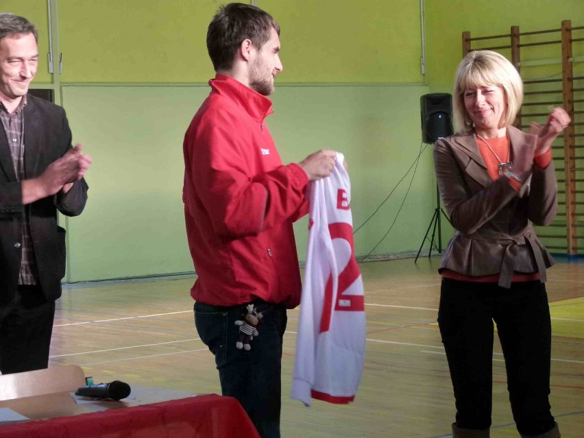 Piłkarze łódzkiego Widzewa odwiedzili uczniów jednej z piotrkowskich podstawówek (zdjęcia)