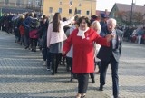 Na rynku w Dolsku mieszkańcy uczcili niepodległość tańcząc Poloneza [ZDJĘCIA]