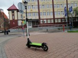 W Kołobrzegu do skuterów dołączyły elektryczne hulajnogi. Rozwijają prędkość do 25 km/h