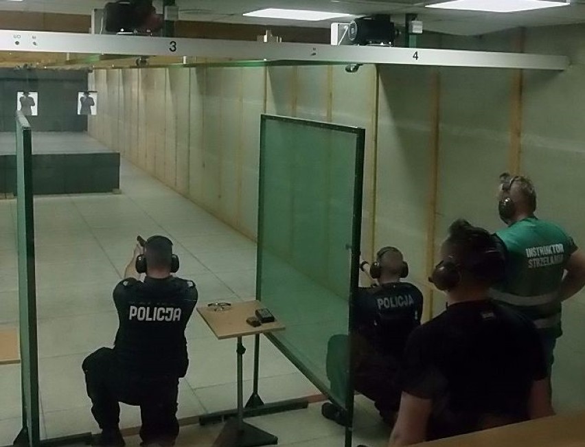 Policjanci na strzelnicy doskonali swoje umiejętności [ZDJĘCIA]