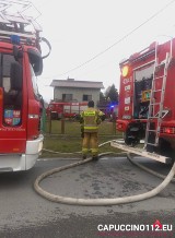 Jodłówka. Pożar domu w Jodłówce, na miejscu działa 8 zastępów straży pożarnej [ZDJĘCIA]