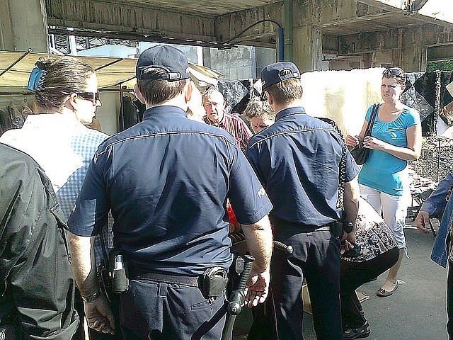 Policjanci szukali kieszonkowców na targu w Mielcu [zdjęcia]