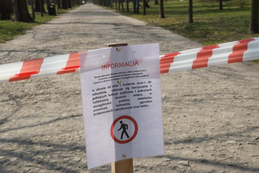Zakaz wstępu do parku w Legnicy, wejścia zabezpieczono taśmami [ZDJĘCIA]