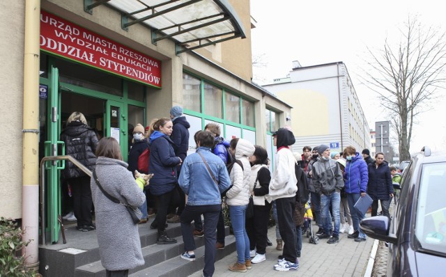 Do punktu Urzędu Miasta Rzeszowa przy ul.  Langiewicza 15 utworzyła się długa kolejka już  przed jego otwarciem o godz. 9.