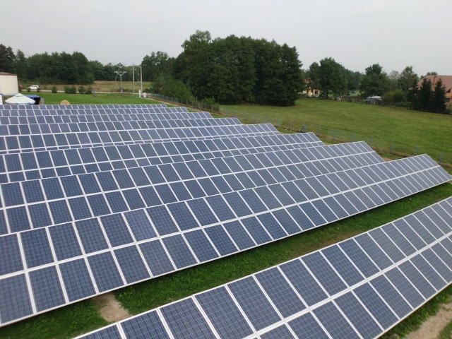 Farma fotowoltaiczna mieści się przy Stacji Uzdatniania Wody w Wierzchosławicach. Energia z paneli spływa do przetwornic, które zamieniają prąd stały na zmienny. Ten przez transformator  przesyłany jest do sieci energetycznej