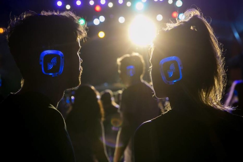 Tęczowe Silent Disco w samym centrum Warszawy. Impreza w ramach festiwalu WATCH DOCS