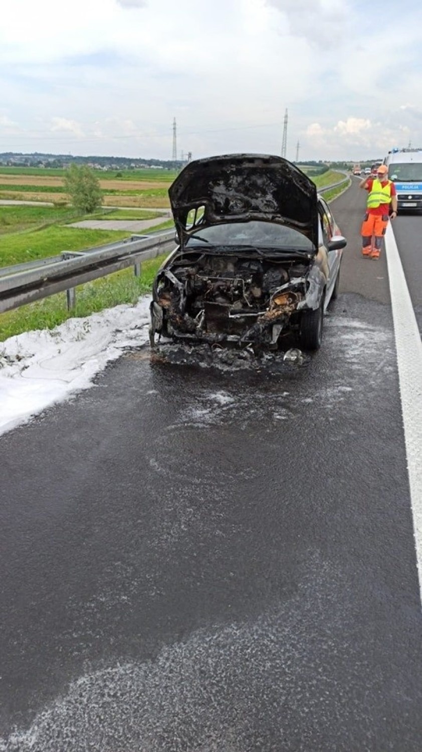 Tarnów. Pożar samochodu na autostradzie A4. Zapaliła się komora silnika [ZDJĘCIA]