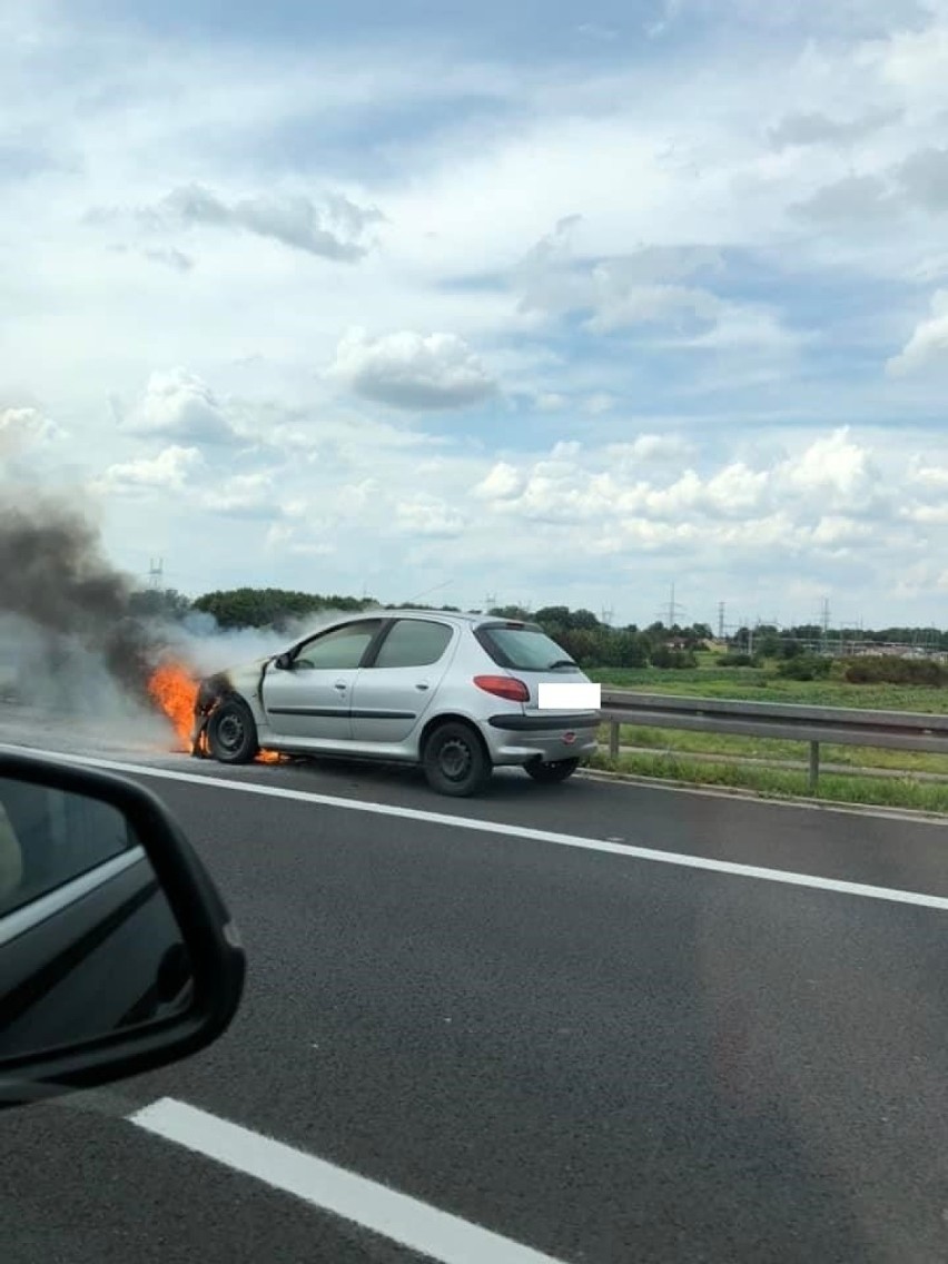 Tarnów. Pożar samochodu na autostradzie A4. Zapaliła się komora silnika [ZDJĘCIA]