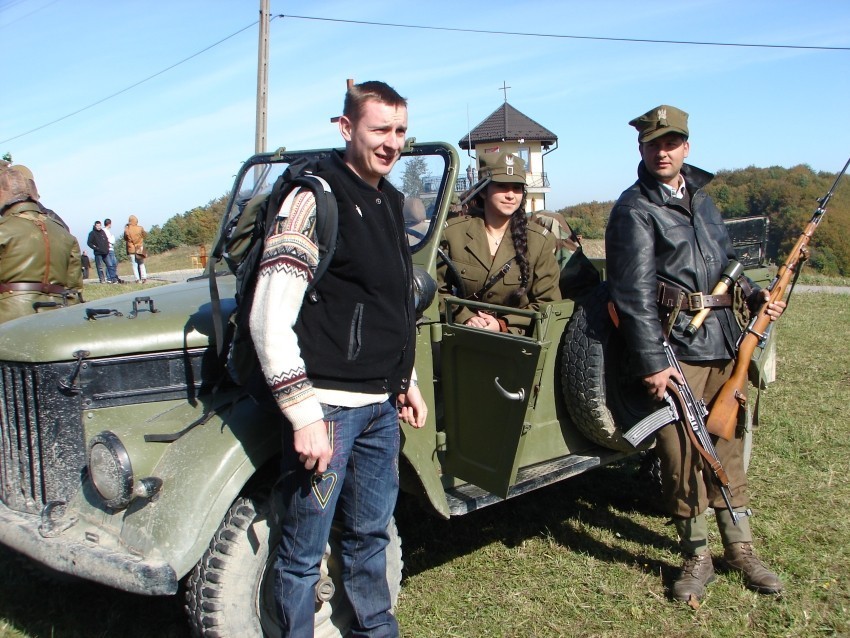 Delegacja Muzeum Okręgowego składa kwiaty pod pomnikiem