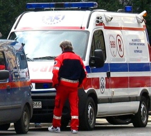 Wypadek na Trasie Łazienkowskiej. Dachował ford [zdjęcia]