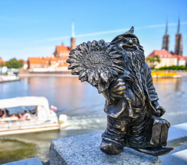 Wrocławski krasnal Podróżnik przyjeżdża do Warszawy. Wiemy, gdzie stanie! [ZDJĘCIA]