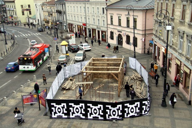 Budowa szopki rozpoczęła się we wtorek (12 grudnia)