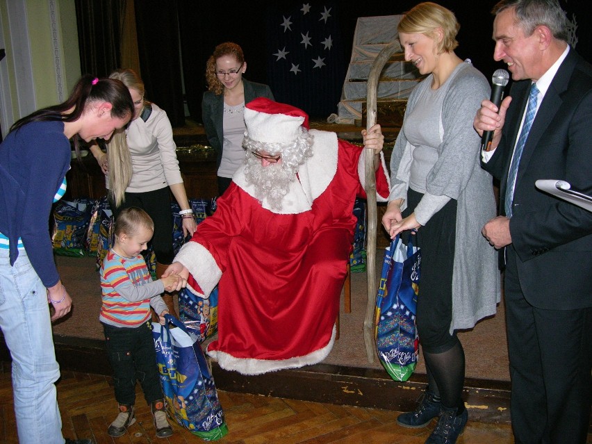 Mikołaj w skierniewickim starostwie rozdawał dzieciom...