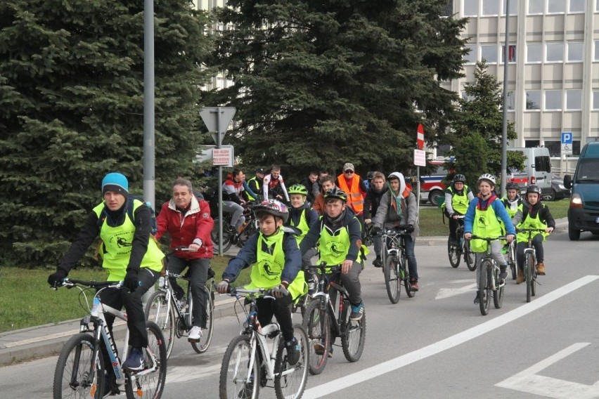 Przejechali rowerami z Kielc do Borkowa. Z wojewodą, kuratorem i byłymi kolarzami