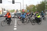 Przejechali rowerami z Kielc do Borkowa. Z wojewodą, kuratorem i byłymi kolarzami