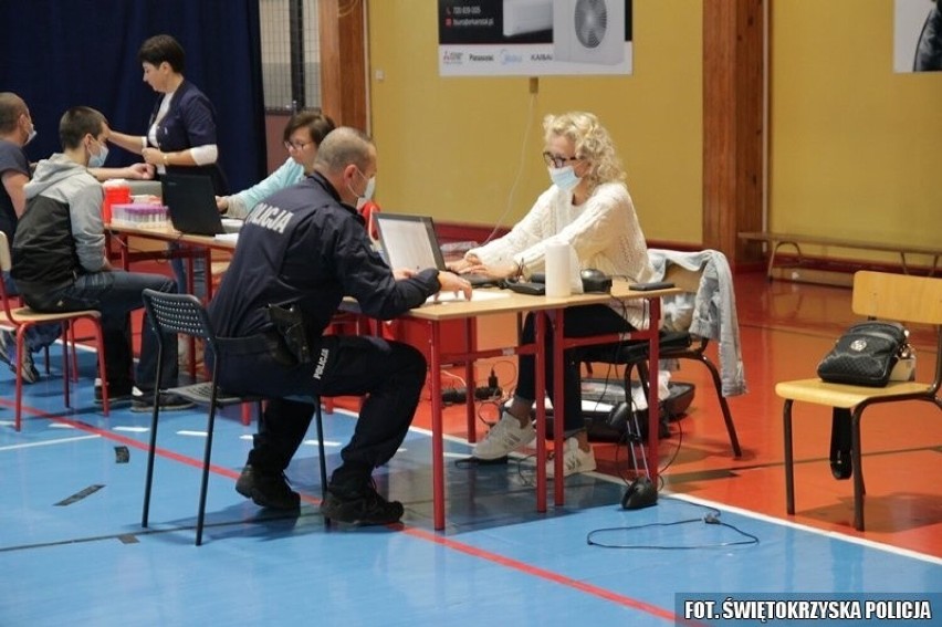 We Włoszczowie policjanci honorowo oddawali krew. Zobacz zdjęcia