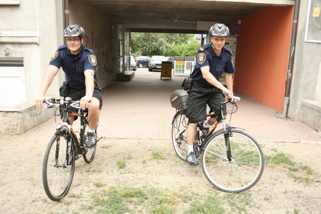 Strażnicy miejscy w Pile na rowerach dotrą w każde miejsce, by tropić nielegalne wysypiska