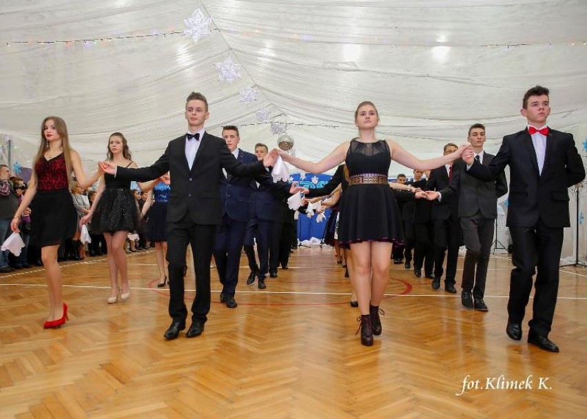 Bal gimnazjalny w "katoliku". Trzecioklasiści zatańczyli dla Żanety [FOTO]