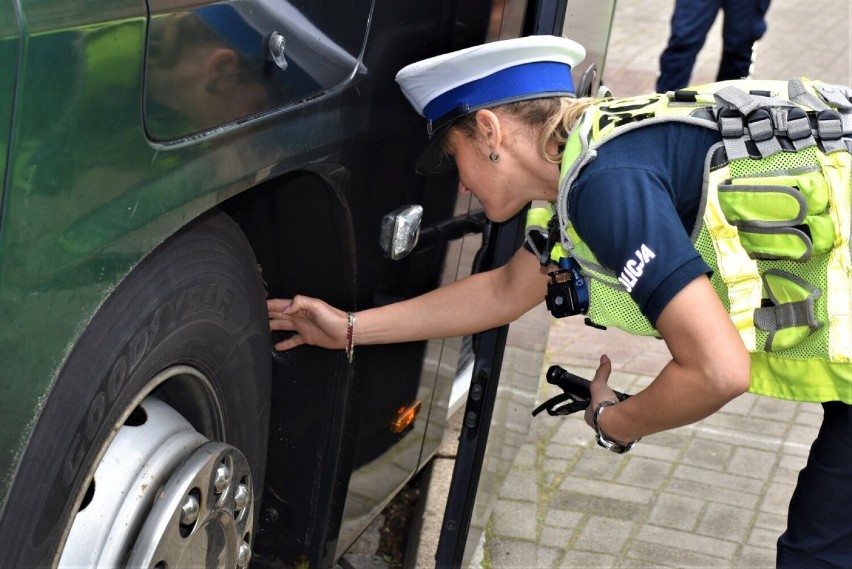 Żarscy policjanci regularnie przeprowadzają kontrolę...