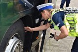 Kontrole autokarów wycieczkowych w Żarach. Policjanci sprawdzają stan techniczny i trzeźwość kierowcy
