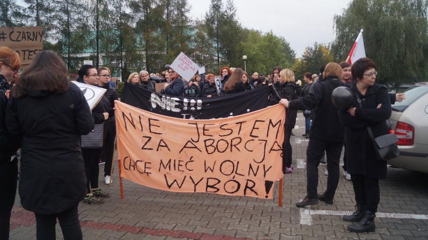 Czarny protest w Jastrzębiu: tłumy przeszły przez miasto