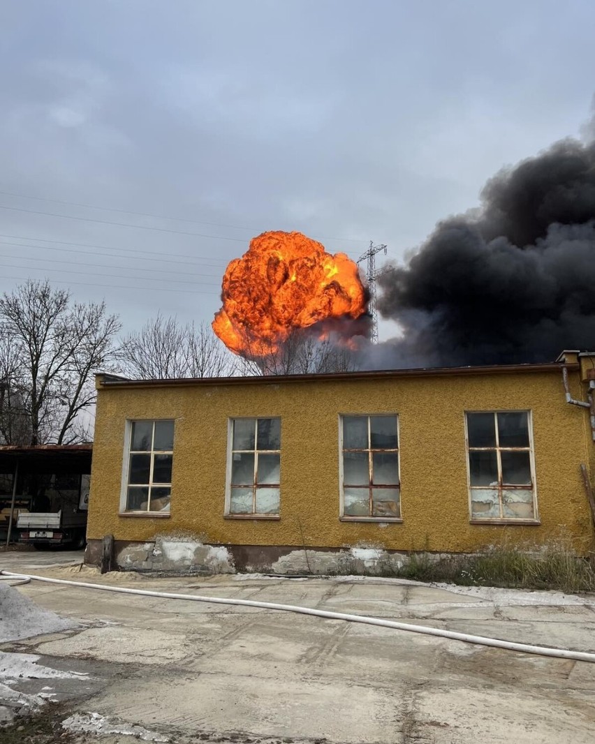 [Aktualizacja] Płonie hala z chemikaliami w Kędzierzynie. W akcji ponad 30 jednostek straży pożarnej