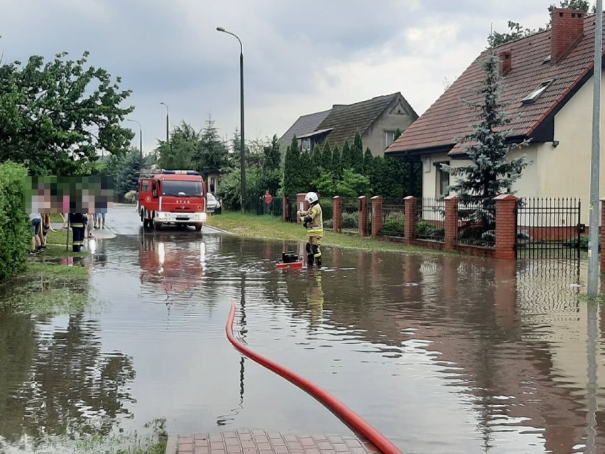 Nawałnica nad Skokami. Zalane ulice i posesje. Interweniowali strażacy 