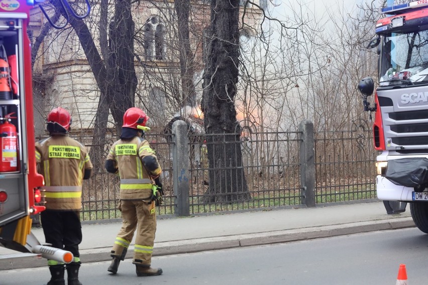 Pożar altany przy byłym sowieckim szpitalu w Legnicy