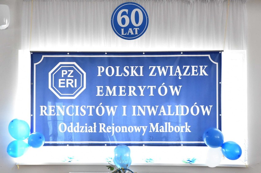 Malbork. Emeryci świętowali 60-lecie miejscowego oddziału. Podziękowania, odznaczenia, życzenia i tańce