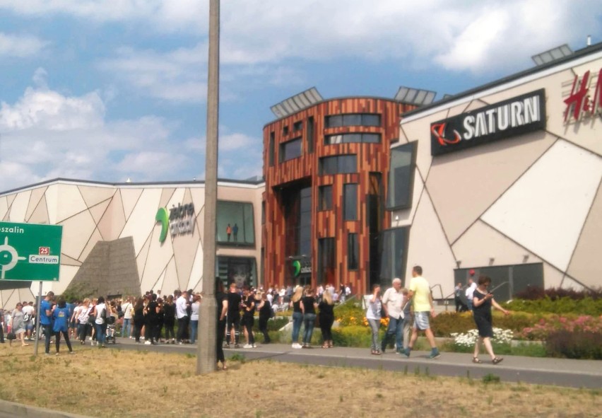 Klienci centrum handlowego Zielone Arkady przy ul. Wojska...