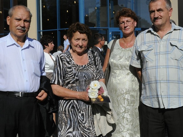 Janusz i Halina Jaworscy (z lewej) są małżeństwem 50 lat, a Lidia i Bronisław Tymczyszynowie od 25 lat.  - Być razem nie zawsze jest łatwo, ale warto - mówili jubilaci. (fot. Paweł Stauffer)