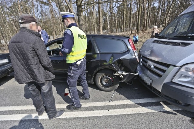 Do wypadku doszło w niedzielę, 25 marca, na ul. Wrocławskiej na wysokości cmentarza. Zdarzyły się cztery samochody, trzy osobowe i bus. Dwie osoby trafiły do szpitala, w tym kobieta w ciąży.  

Do wypadku doszło na pasie ruchu prowadzącym w kierunku centrum miasta. Zderzyły się dwa fordy osobowe, volkswagen passat i ford bus. Auta uderzały w tył poprzedzających je pojazdów. Najmocniej rozbity został jeden z osobowych fordów, który znajduje się między busem a volkswagenem.

Na miejsce przyjechały dwie karetki pogotowia ratunkowego. Do szpitala została zabrana kobieta w ciąży. Trafił tam również jeden z mężczyzn uczestniczących w wypadku. Uskarżał się na ból szyi.

Pas ruchu, na którym doszło do wypadku został zablokowany.

Zielonogórska policja przypomina o ostrożności. – Wyszło słońce, które może oślepić. W dodatku na suchej drodze rozwijamy większe prędkości. Pamiętajmy o rozsądku za kierownicą – mówi podinsp. Małgorzata Stanisławska, rzeczniczka zielonogórskiej policji.

Zobacz też: Policja rozbiła gang samochodowy działający na niespotykanie wielką skalę


