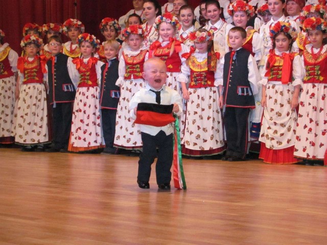 Piętnastomiesięczny Antoś uczestniczy we wszystkich próbach zespołu. Na scenie to jednak co innego.