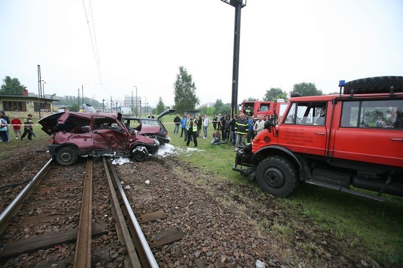 KRÓTKO: Zderzenie pociągu z samochodami na przejeździe przy Naftowej w Sosnowcu [WIDEO + ZDJĘCIA]