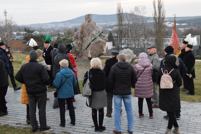 Pomnik Hilarego Mali, przeniesiony do Ogrodu Botanicznego w Kielcach, uroczyście odsłonięty [WIDEO, ZDJĘCIA]