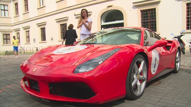Ferrari pod Zamkiem Ujazdowskim. Parking za kilkadziesiąt milionów złotych